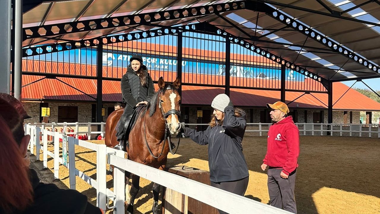 AliaPark’ta özel gereksinimli çocuklara yönelik ücretsiz atla terapi etkinliği