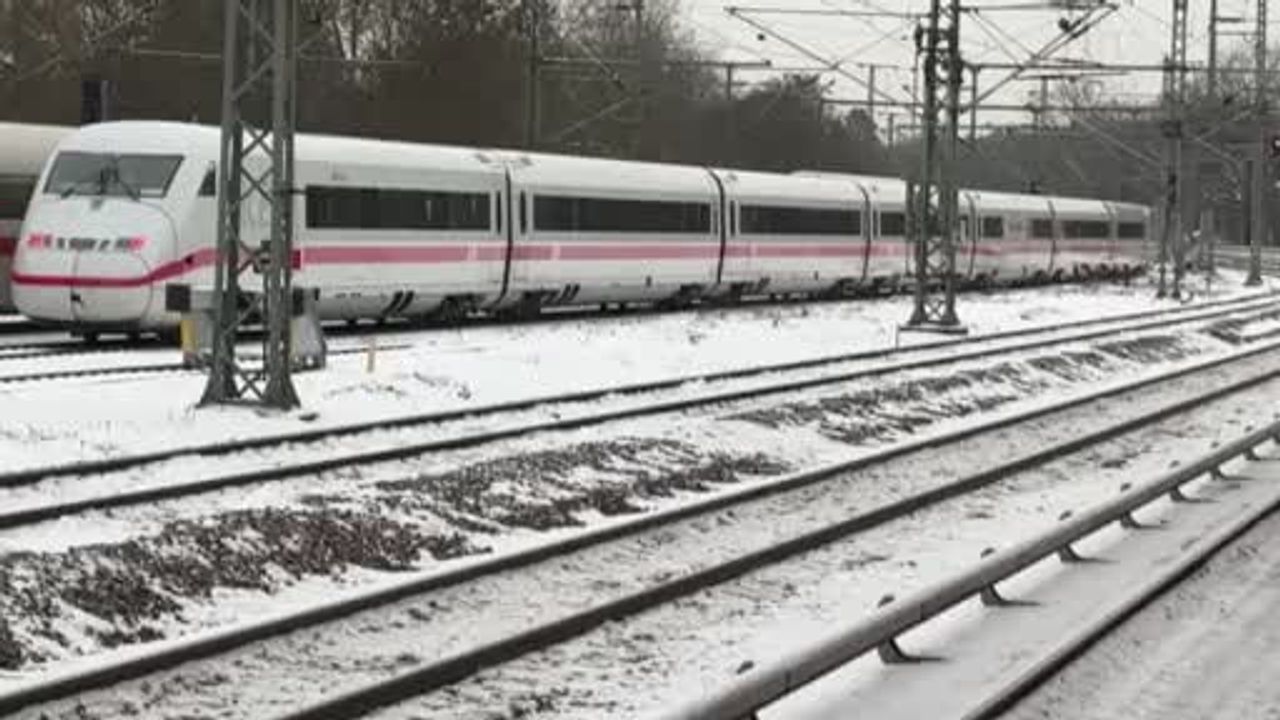 Almanya'da 'Elli' kar fırtınası ulaşımı felç etti; Bavyera'da 2 kişi hayatını kaybetti