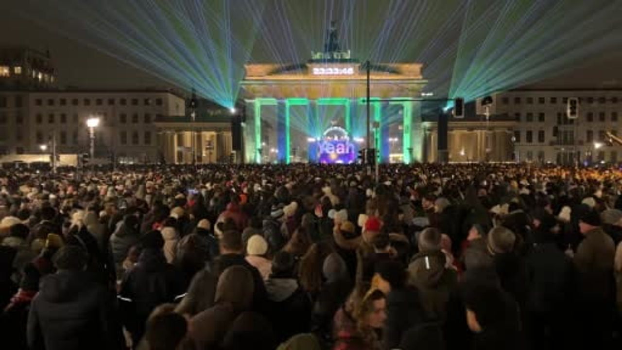 Almanya yeni yıla güvenlik önlemleriyle girdi; Berlin'de iki ayrı kutlama on binleri ağırladı