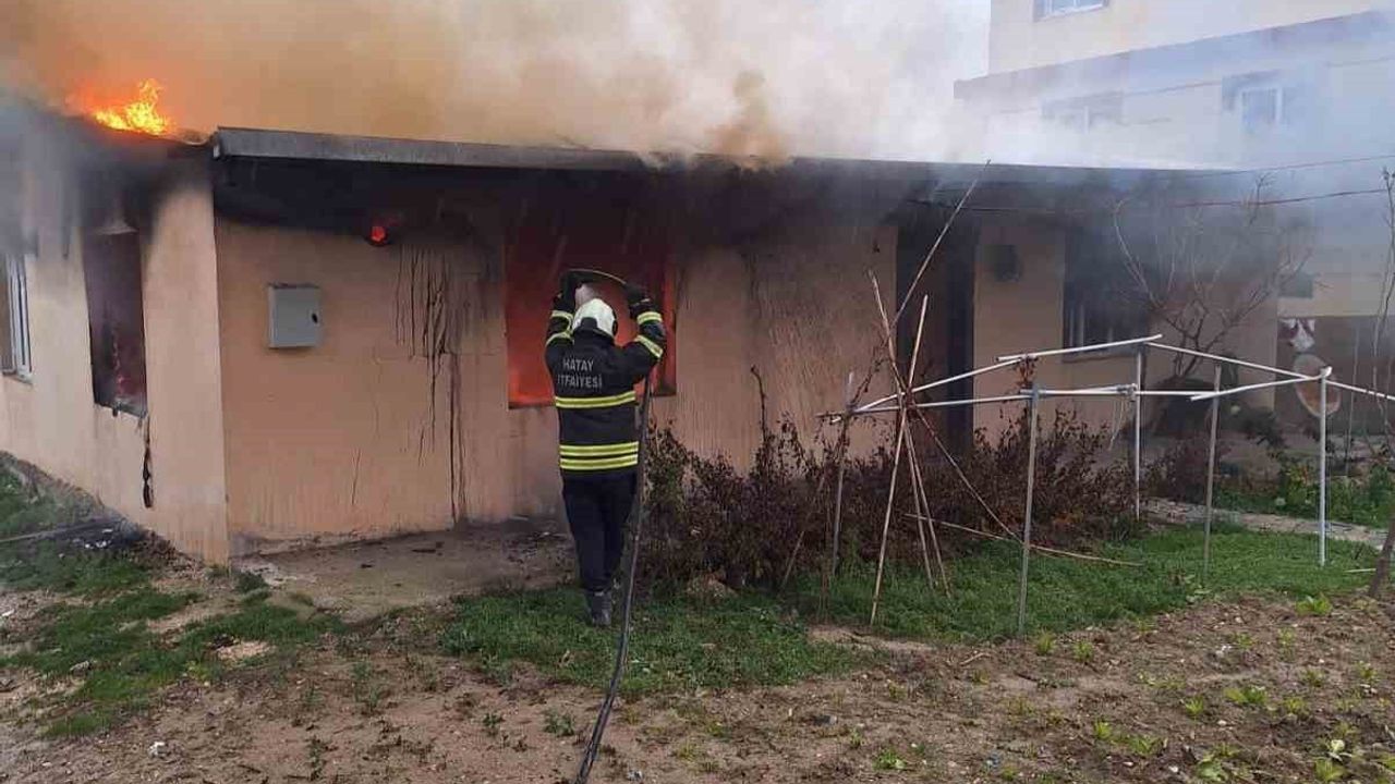 Altınözü Tepehan Mahallesi'nde müstakil ev yangını: Ev kullanılamaz hale geldi