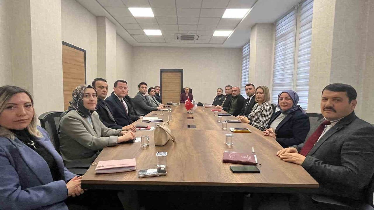 Altıntaş’ta İlçe İdare Şube Başkanları Toplantısı: Kaymakam Ayşegül Yıldırım hizmetleri değerlendirdi