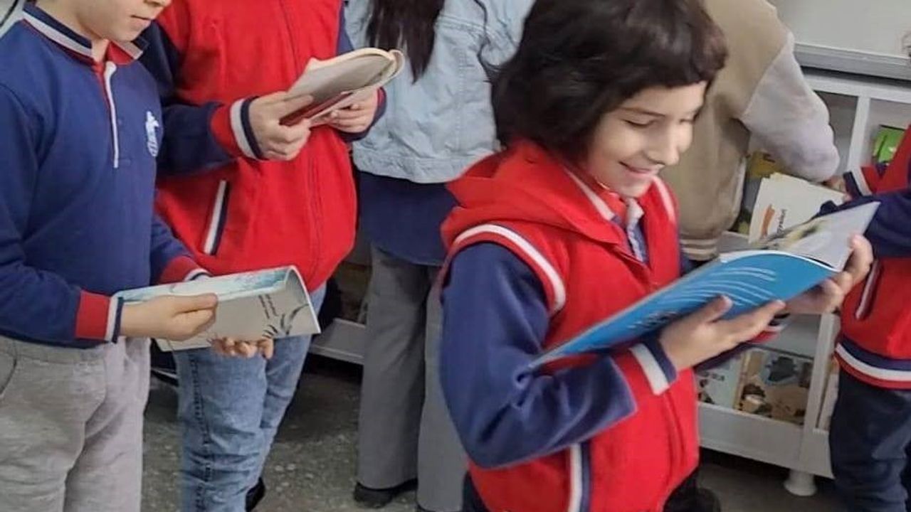 Altıntaş Zafer İlkokulu sınıflarına 'Okuyan Nesil' kapsamında kitaplıklar kazandırıldı