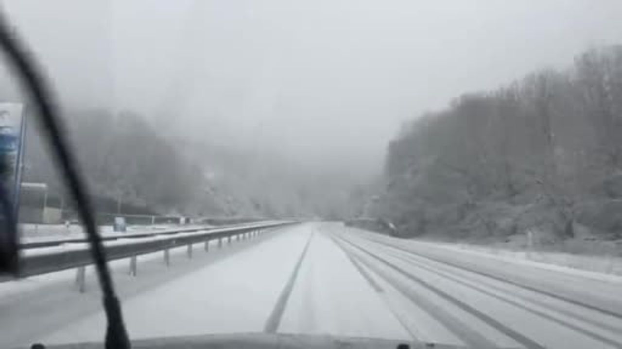 Amasra’da kar yağışı sürücülere zor anlar yaşattı