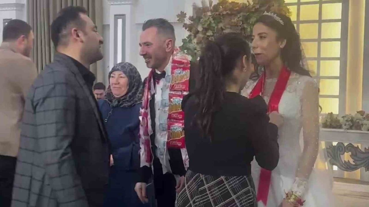 Amasya'da düğünde damada takı yerine çubuk kraker takıldı