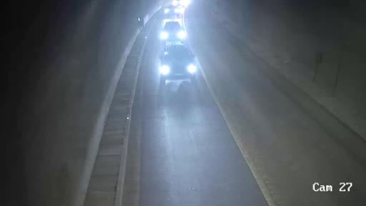 Amasya’da Ferhat Tüneli'nde sollama yapan motosiklet devrildi — Kaza anı kamerada