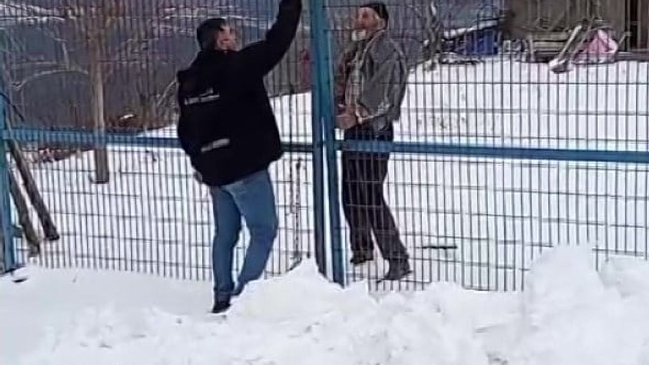 Amasya'da kardan kapanan mezraya kepçeyle ilaç ulaştırıldı