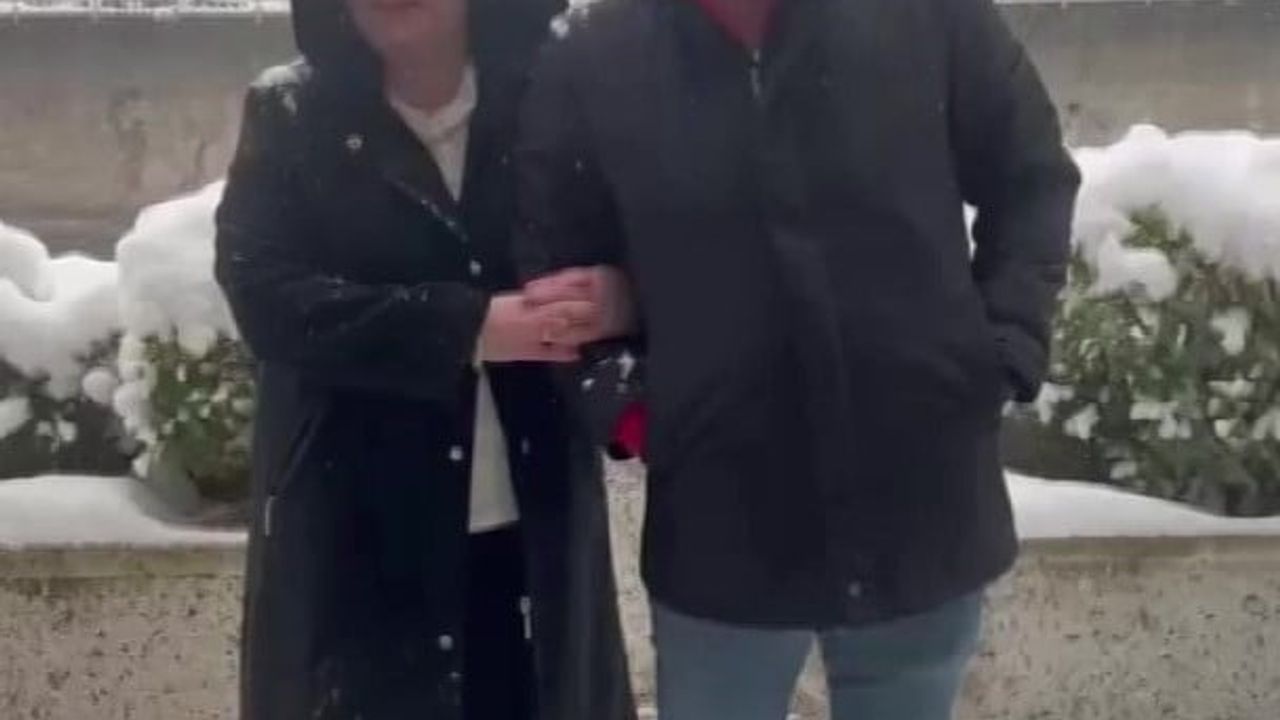 Amasya'da otel tentesinden dökülen kar, selfie yapan çifti beyaza bürüdü