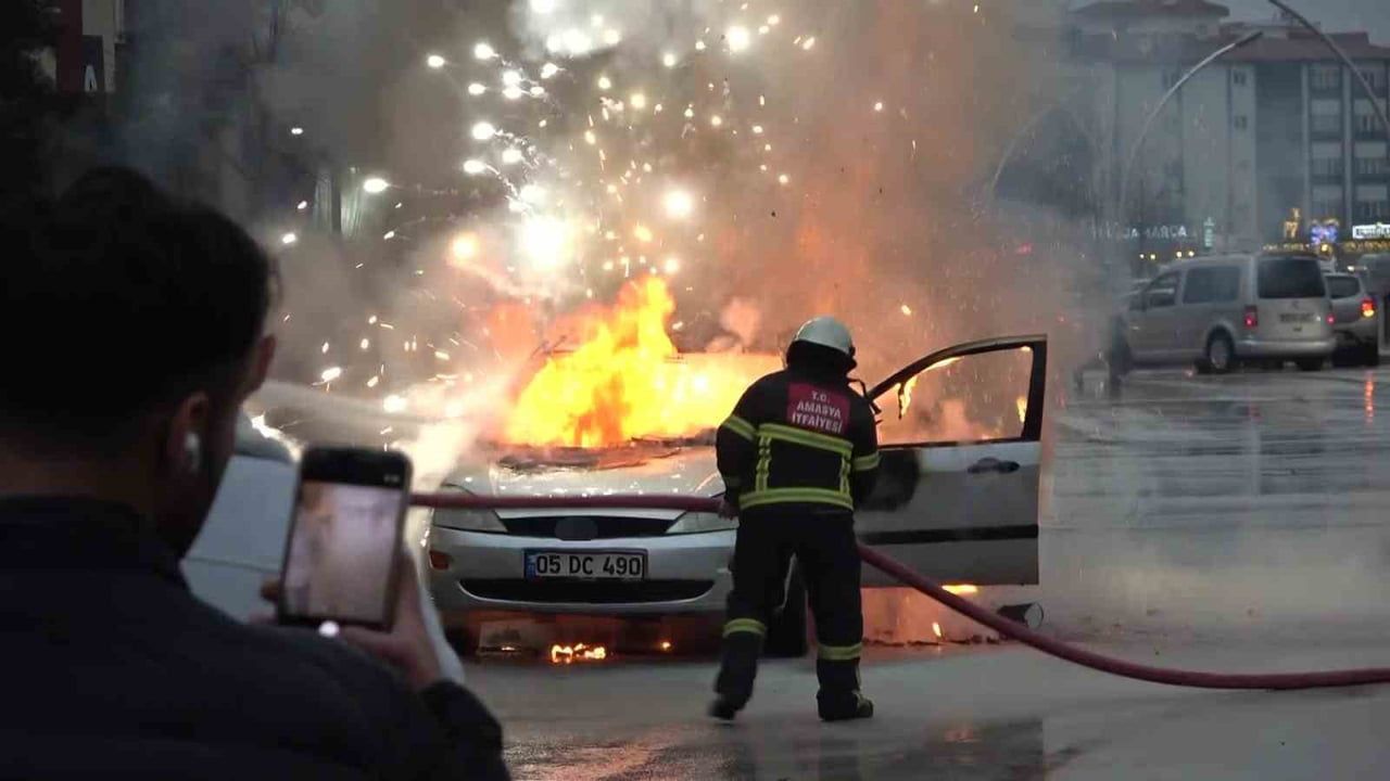 Amasya’da seyir halindeki otomobil alev aldı; patlamalar çevreyi korkuttu