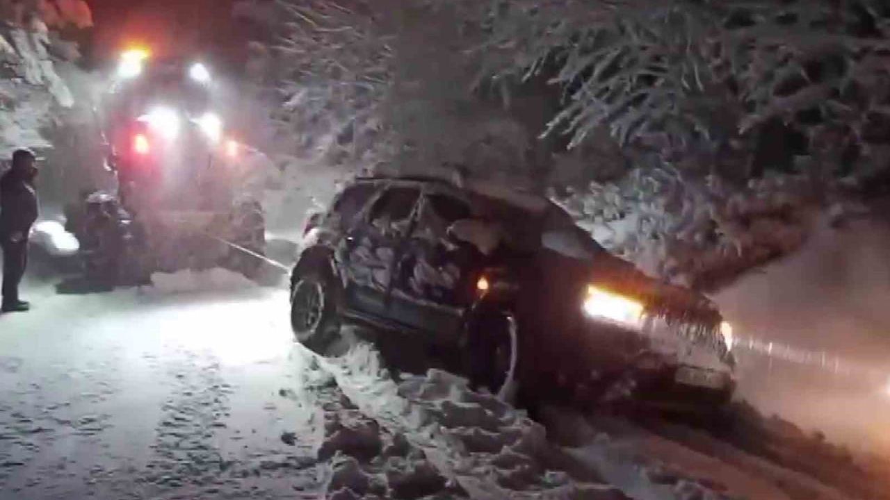 Amasya'da Tavşan Dağı mevkiinde karda mahsur kalan aile greyderle kurtarıldı