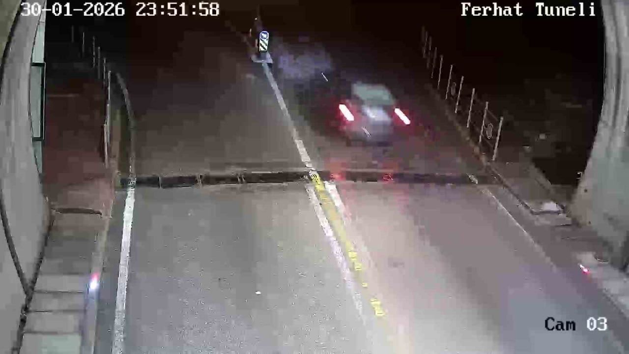 Amasya'da tünelden çıkan otomobil kavşağı geçip valilik binasının duvarına çarptı