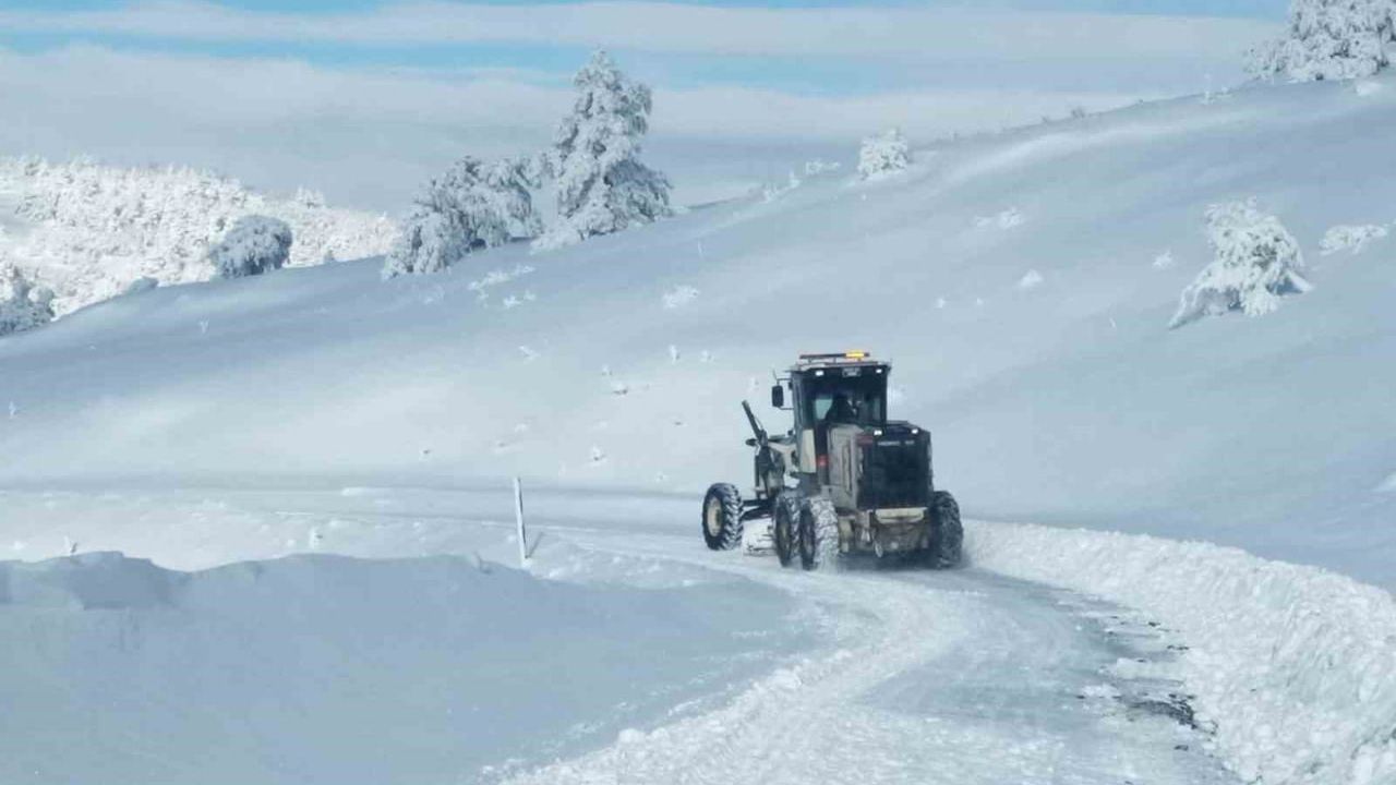 Amasya'da Yoğun Kar Nedeniyle 58 Köy Yolu Ulaşıma Kapandı