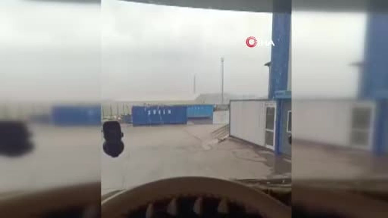 Ambarlı Limanı'nda fırtına konteynerleri savurdu, çalışanlar zor anlar yaşadı