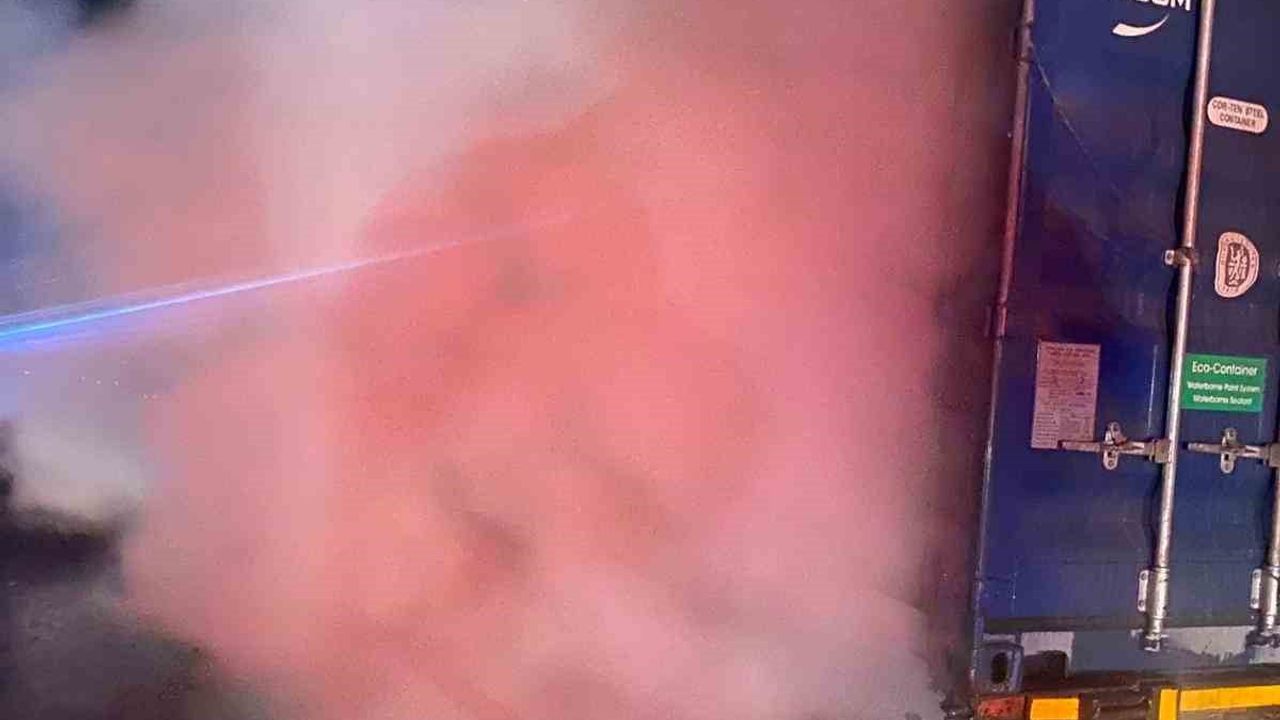 Anadolu Otoyolu Düzce geçişinde balatalardan tutuşan 41 plakalı tırın yangını söndürüldü