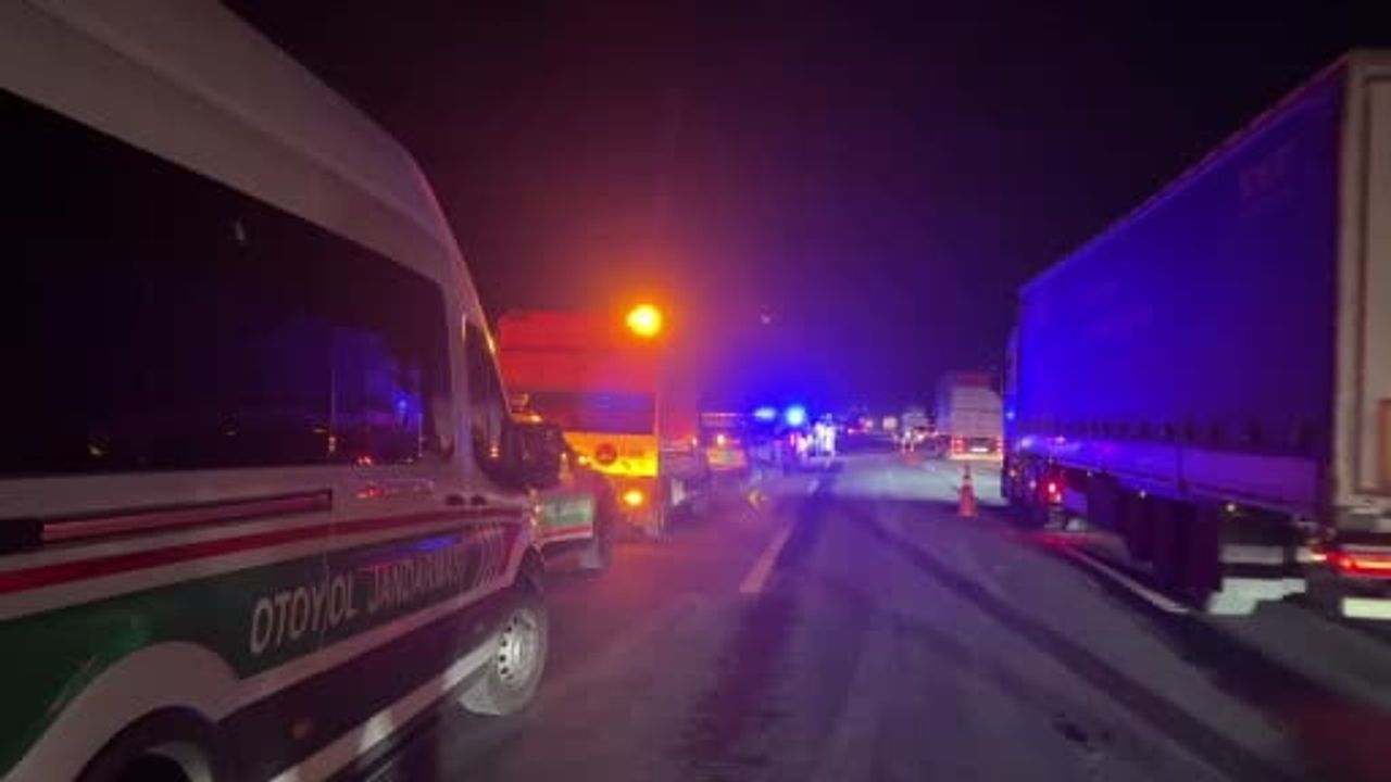 Anadolu Otoyolu Hendek'te Minibüse Arkadan Çarpan Sürücü 2.11 Promil Alkollü Çıktı: 1 Ölü, 2 Yaralı