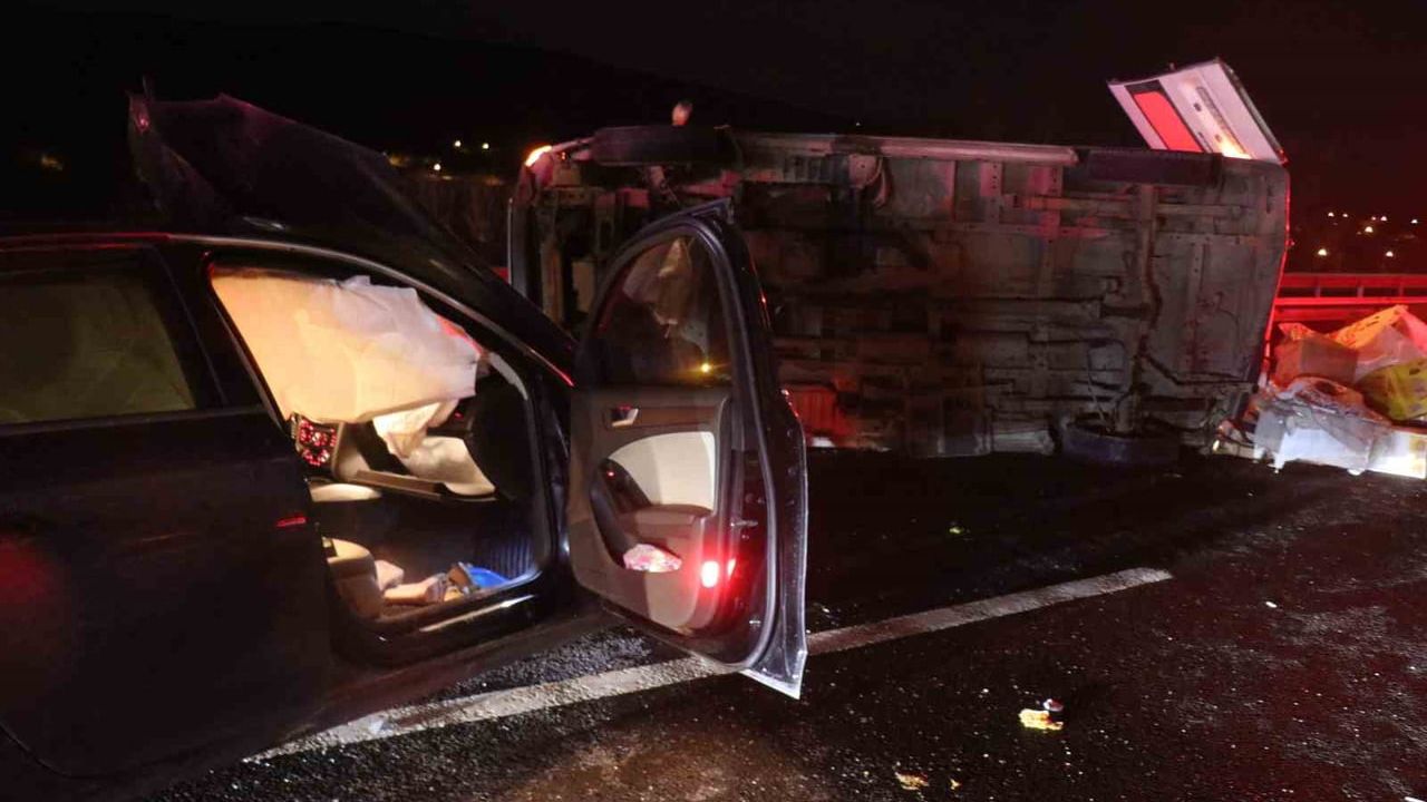 Anadolu Otoyolu Hendek’te otomobil ile minibüs çarpıştı: 1 ölü, 3 yaralı