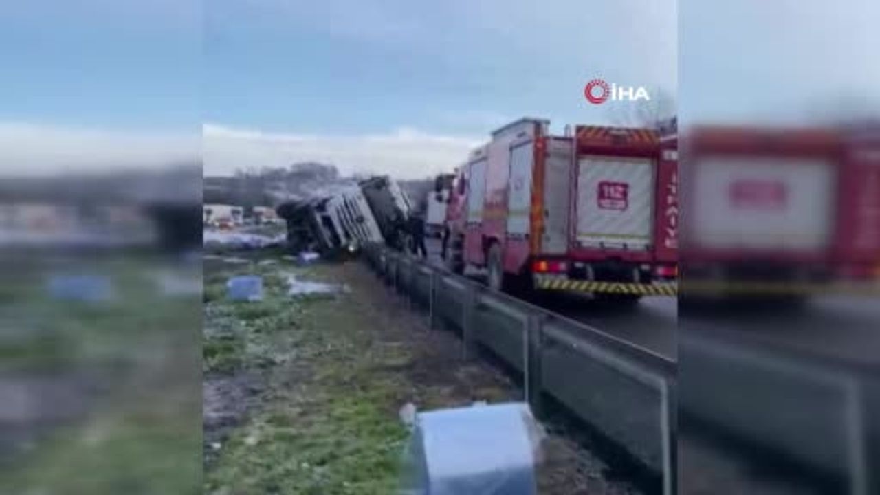 Anadolu Otoyolu Hendek'te Refüje Çarpıp Yan Yatan Tırın Sürücüsü Yaralandı