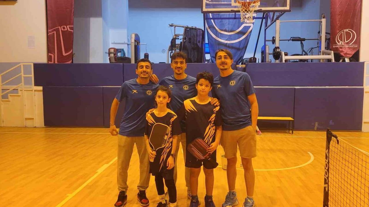 Anadolu Üniversitesi'nde Pickleball Turnuvası kursiyer ve ailelerin yoğun katılımıyla gerçekleşti