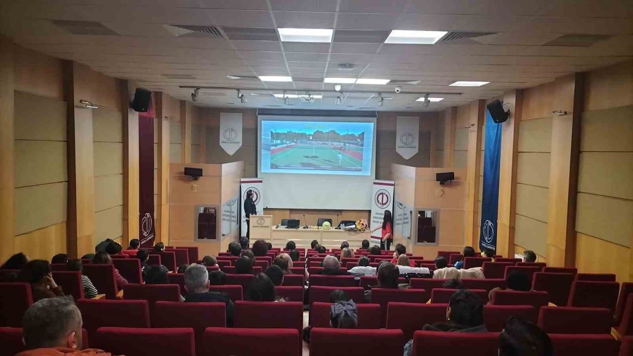 Anadolu Üniversitesi Spor Kulübü'nden 'Tenise Genel Bakış' Bilgilendirme Sunumu