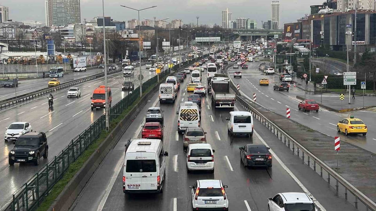 Anadolu Yakası'nda kar yağışı trafik yoğunluğunu yüzde 60'a çıkardı