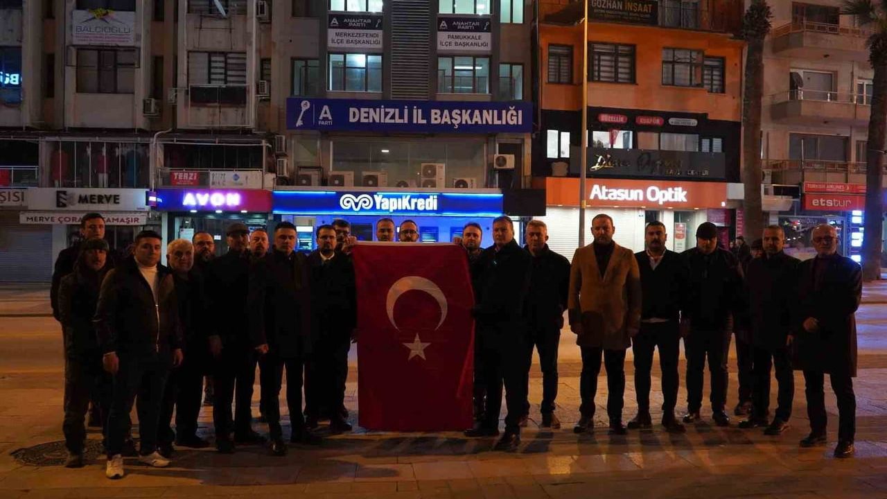 Anahtar Parti Denizli İl Binasına Dev Türk Bayrağı Asıldı — İl Başkanı Hakan Saruhan'dan Açıklama