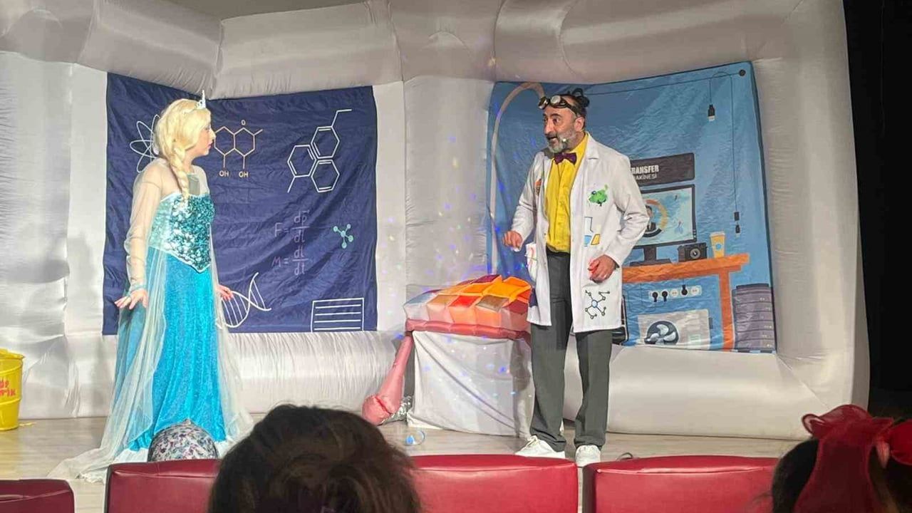 Anka Çocuk Tiyatrosu Tavşanlı'da: Çocuklara Teknoloji Bağımlılığına Karşı Eğitici Gösteri