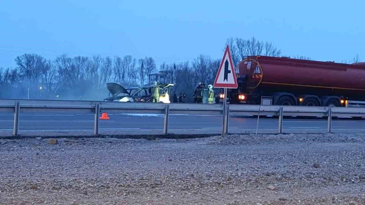 Ankara Akyurt'ta trafikte seyreden otomobil alev alarak kullanılamaz hale geldi