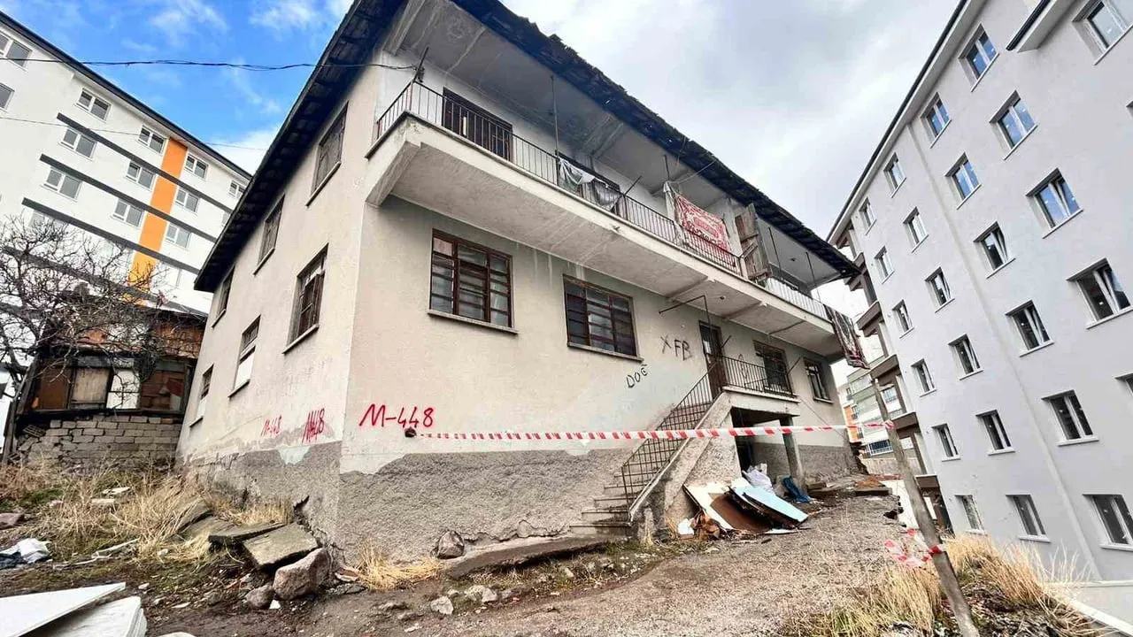 Ankara Altındağ'da kontrolsüz kazı temel hasarına yol açtı; 2 katlı bina tahliye edildi