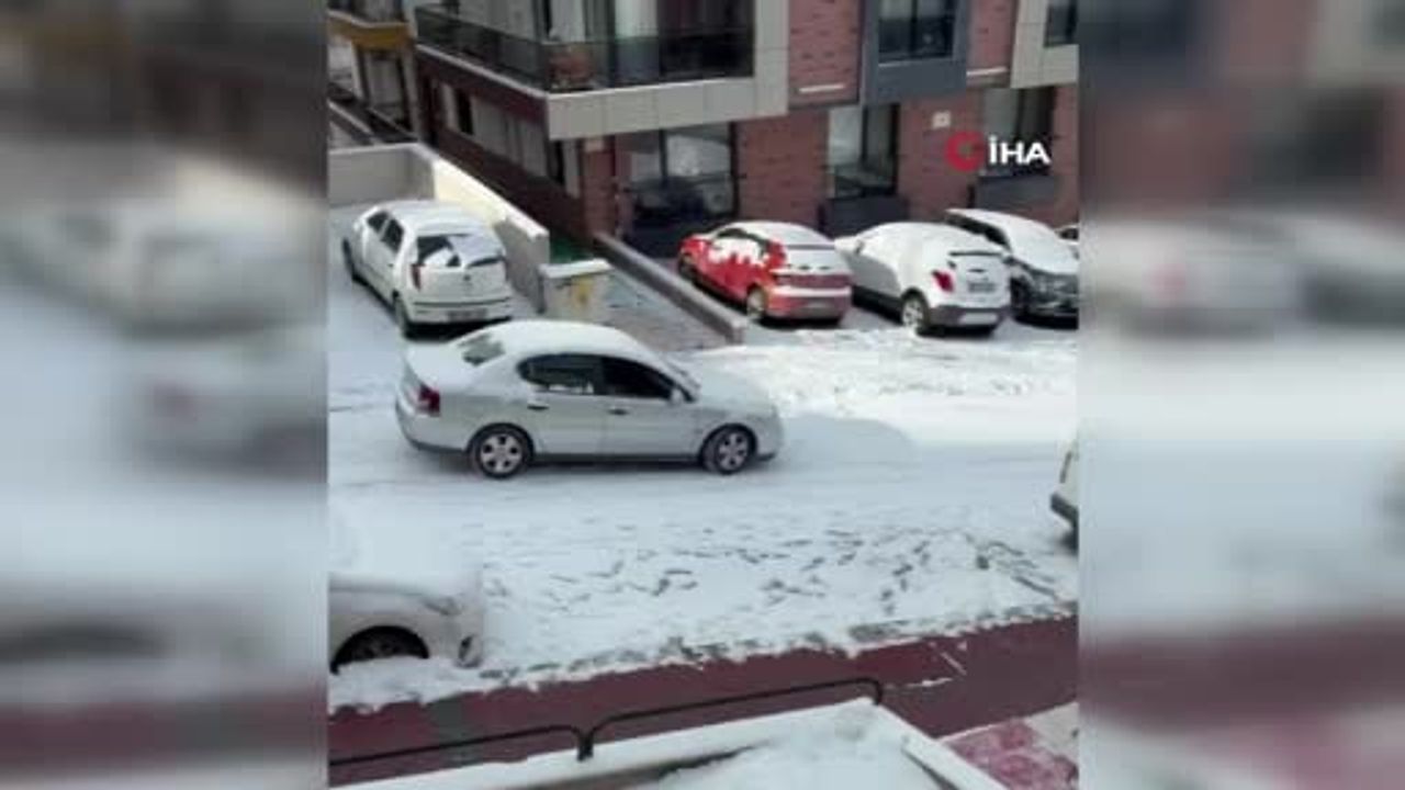 Ankara'da buzlanan yolda kayan araç park halindeki araçlara çarptı