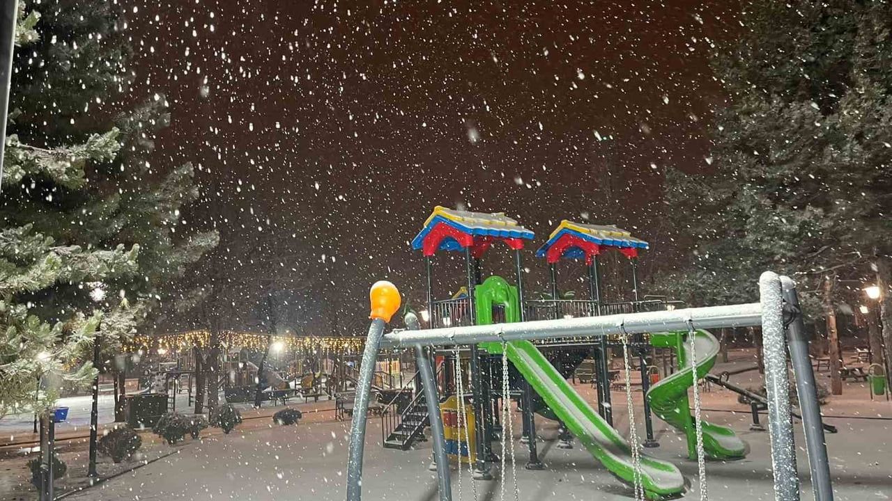 Ankara'da gece başlayan kar yağışı kent genelinde etkili oldu