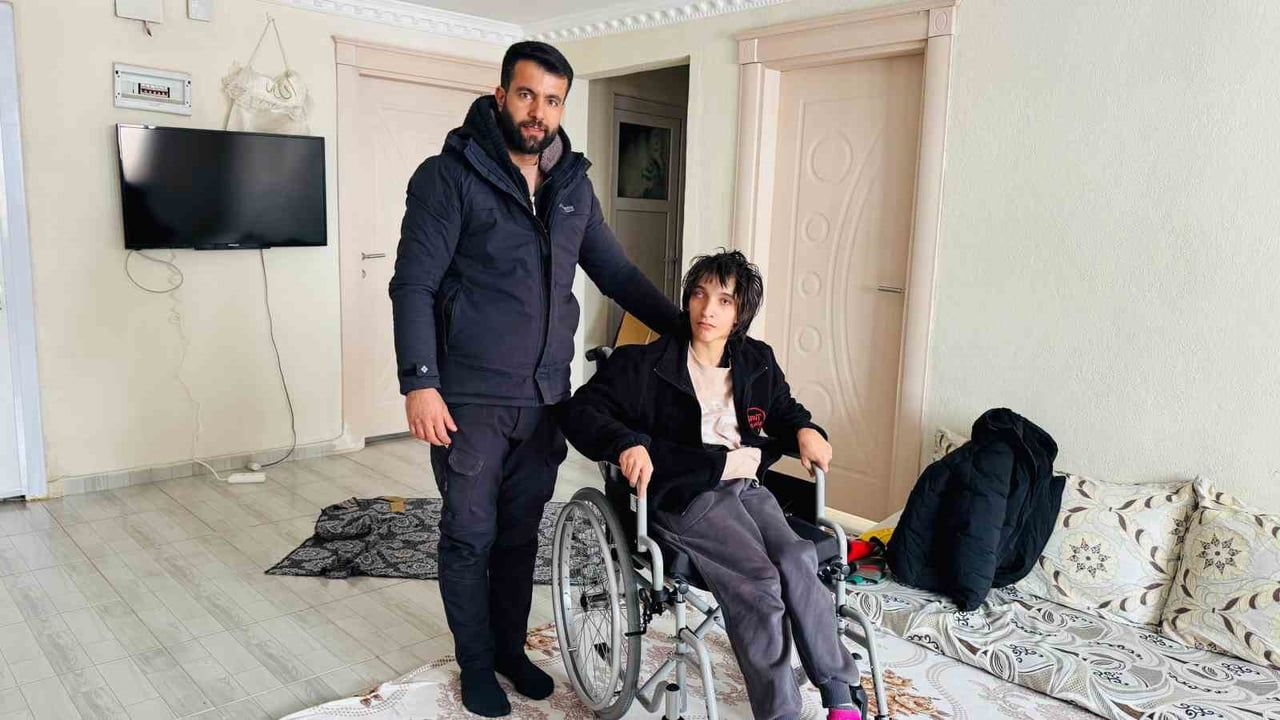 Ankara’da görevli polis memuru Mustafa Şahin, Beytüşşebap’taki engelli kız çocuğuna tekerlekli sandalye hediye etti