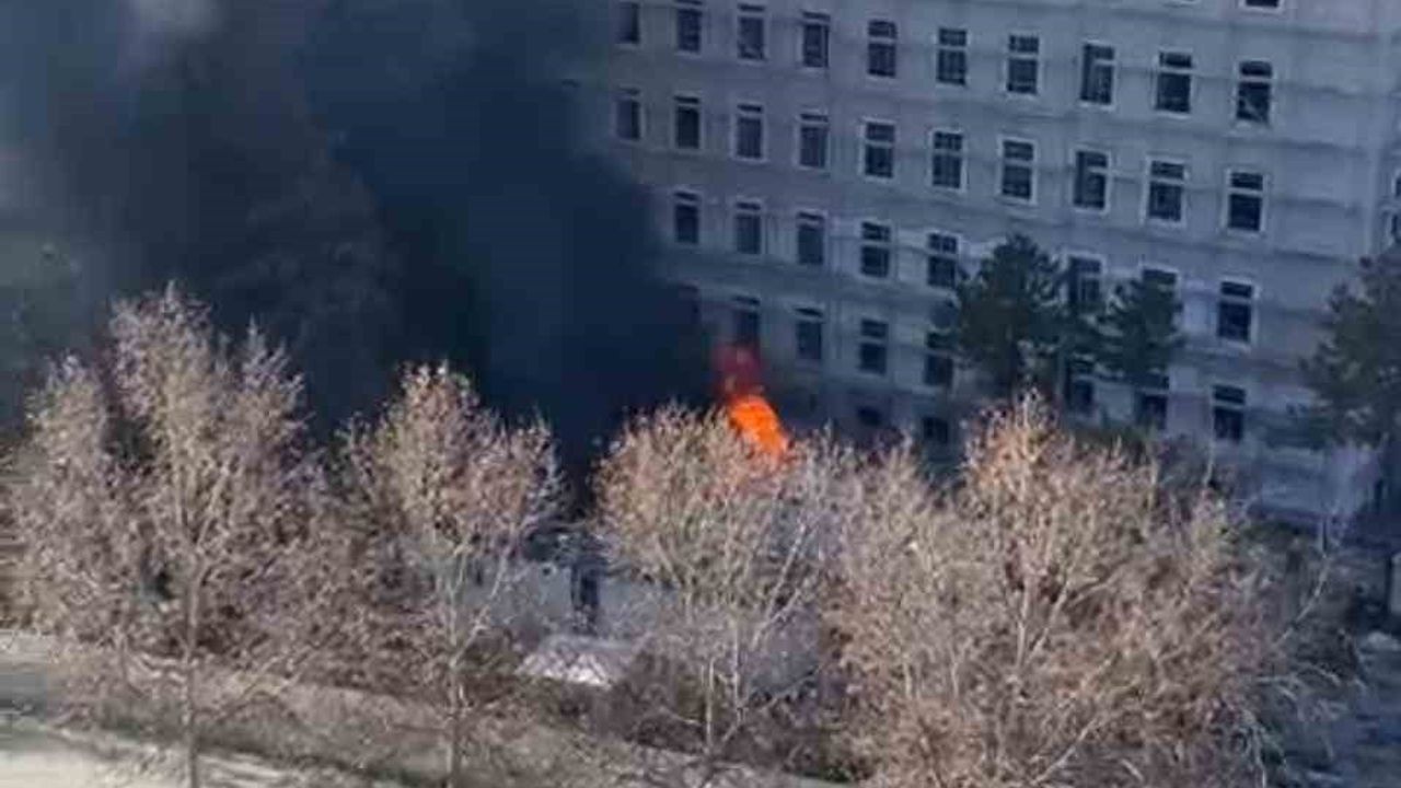 Ankara'da İçişleri Bakanlığı yerleşkesinde 3 konteynerde çıkan yangın kontrol altına alındı