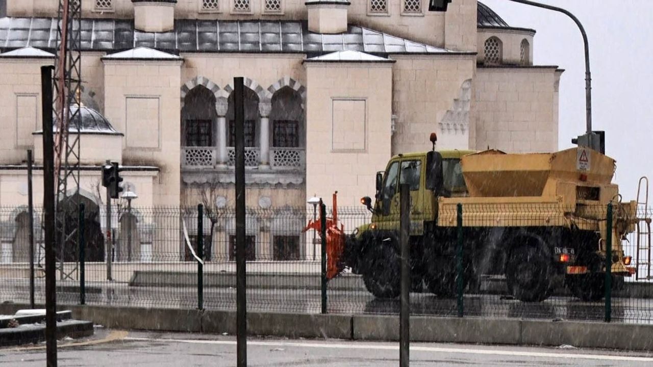Ankara'da Kar ve Karla Karışık Yağmur Etkili Oluyor