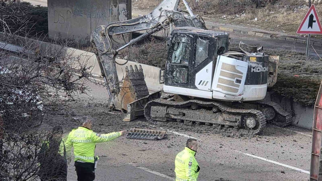 Ankara’da tırdaki kepçe köprüye çarptı, yola düştü — Can kaybı yok