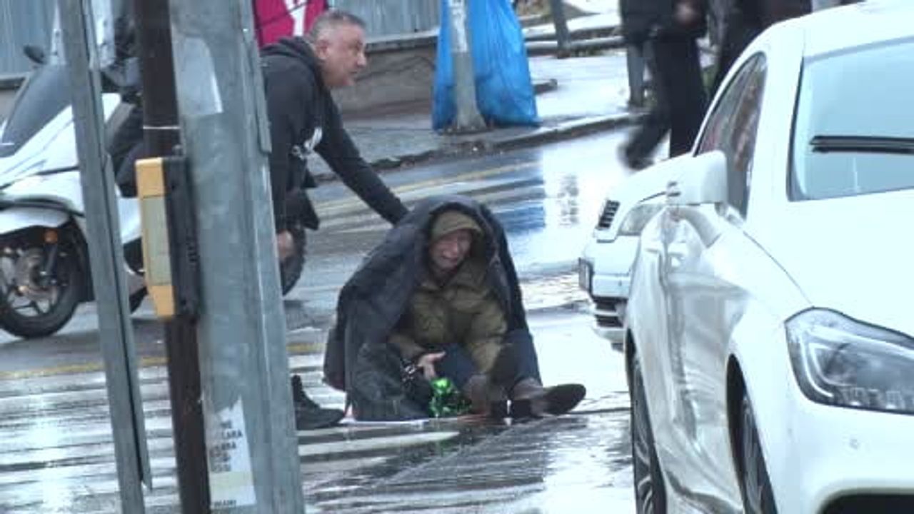 Ankara'da yaya geçidinde kadına otomobil çarptı; yaralı kadın yağmur altında dakikalarca ambulans bekledi