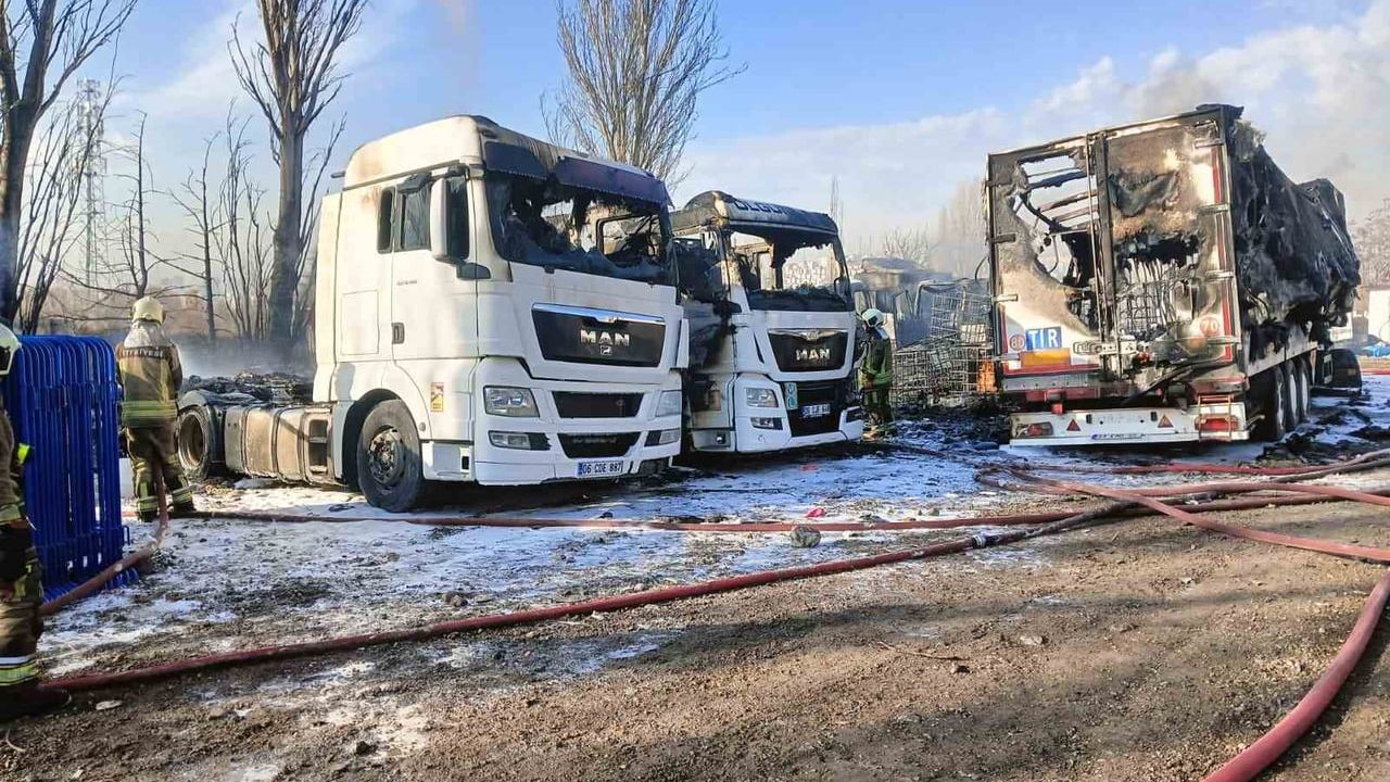 Ankara'da Yenimahalle'deki yediemin otoparkında alkol yüklü tır yangını kontrol altına alındı