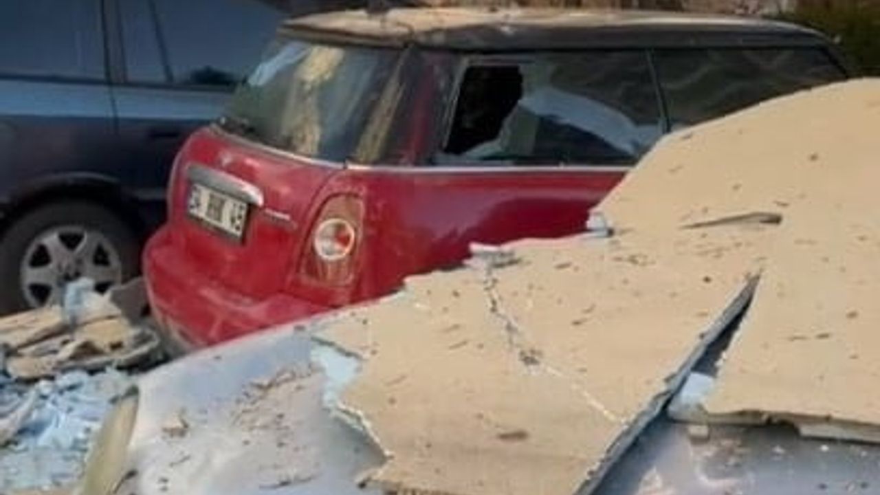 Ankara Etimesgut'ta Şiddetli Fırtına: Dış Yalıtım Malzemeleri Park Halindeki Araçlara Hasar Verdi