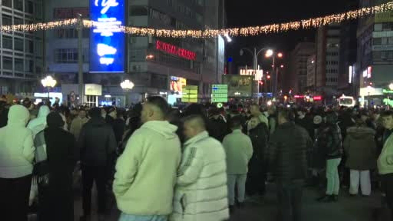 Ankara Kızılay’da 2026 yeni yılı coşkuyla karşılandı; polis kontrolleri sürdü