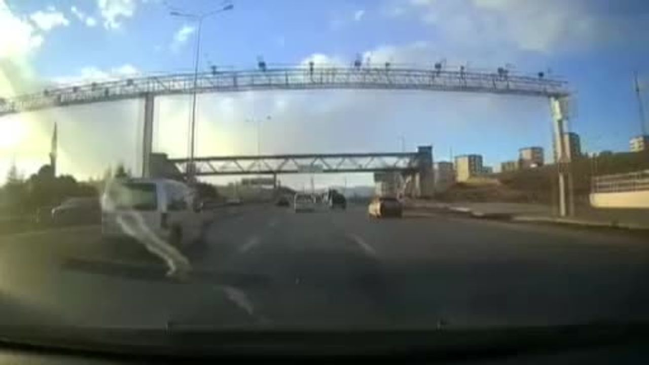 Ankara Sincan'da zincirleme trafik kazası: 9 yaralı, bir kişi araçta sıkıştı