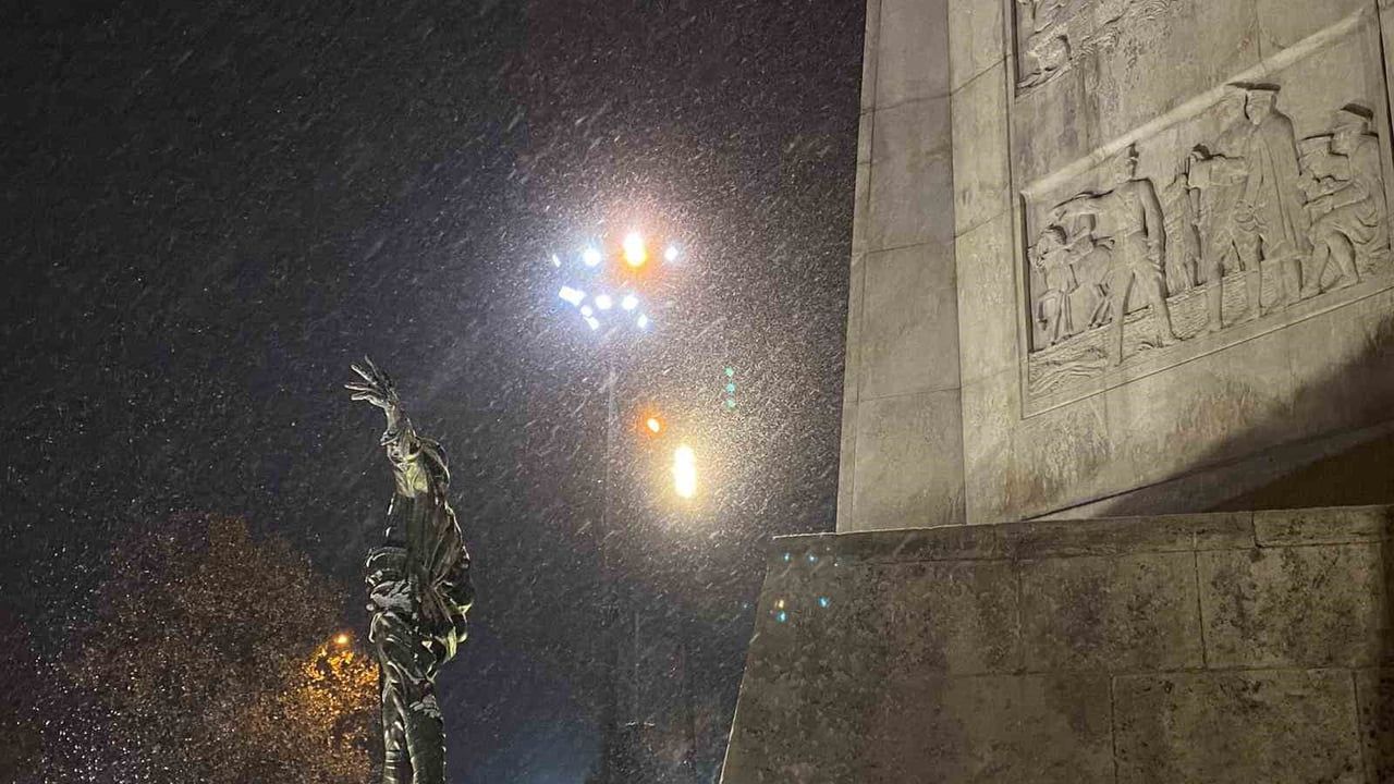 Ankara yeni yıla karla girdi: Anıtkabir ve Kızılay beyaza büründü