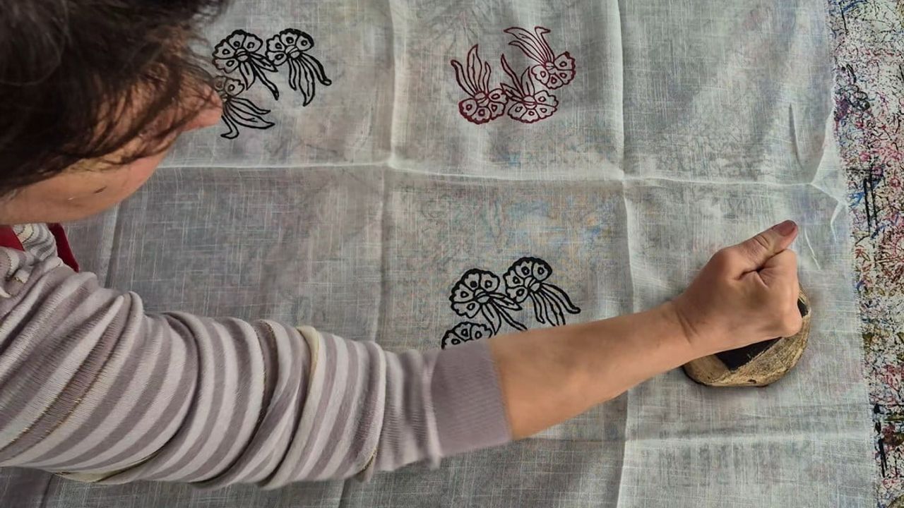 Ankaralı ebru sanatçısı Tokat'ta geleneksel baskı sanatını BELMEK kurslarında öğreniyor
