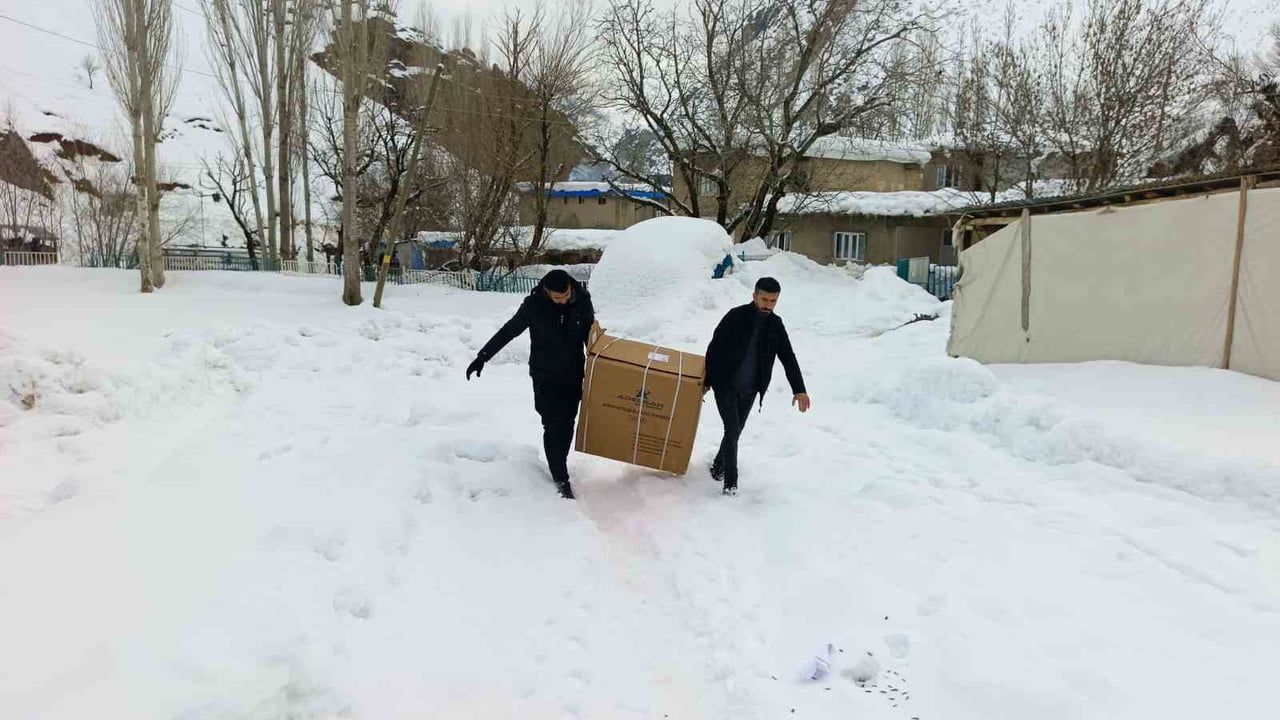 Ankaralı polis Mustafa Şahin, Şırnak’taki engelli Ebubekir Tarhan’a akülü sandalye desteği