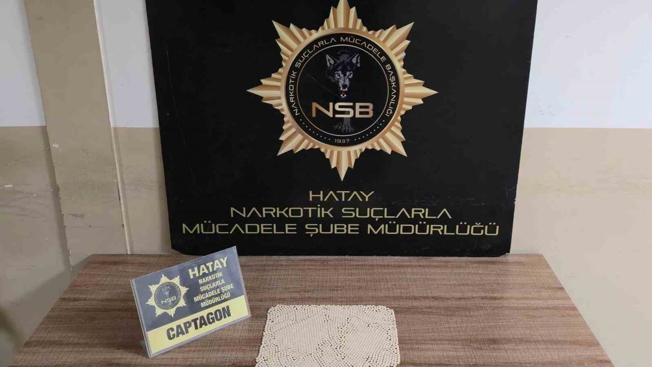 Antakya'da araçta 1.909 Captagon ele geçirildi; 2 kişi tutuklandı