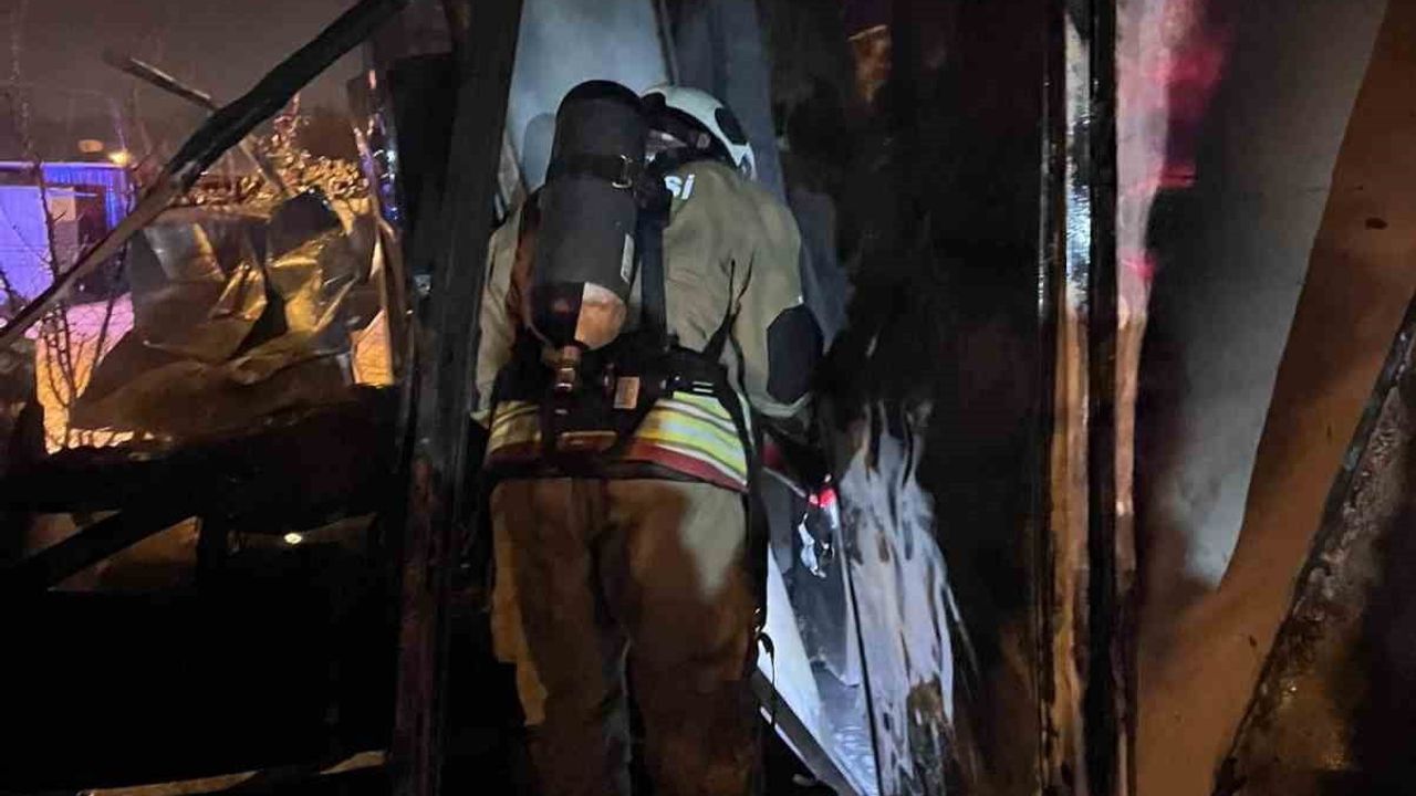 Antakya'da depremzede ailenin konteyneri yandı; itfaiye yangını kontrol altına aldı