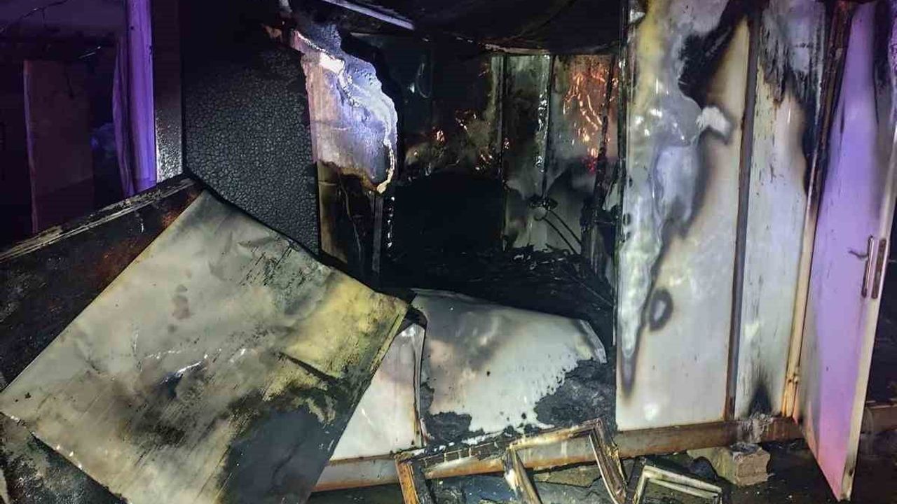 Antakya'da konteyner yangını itfaiyenin müdahalesiyle kontrol altına alındı