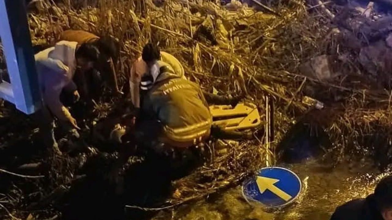 Antakya'da minibüsle çarpışan motosiklet su kanalına devrildi: 2 kişi yaralandı