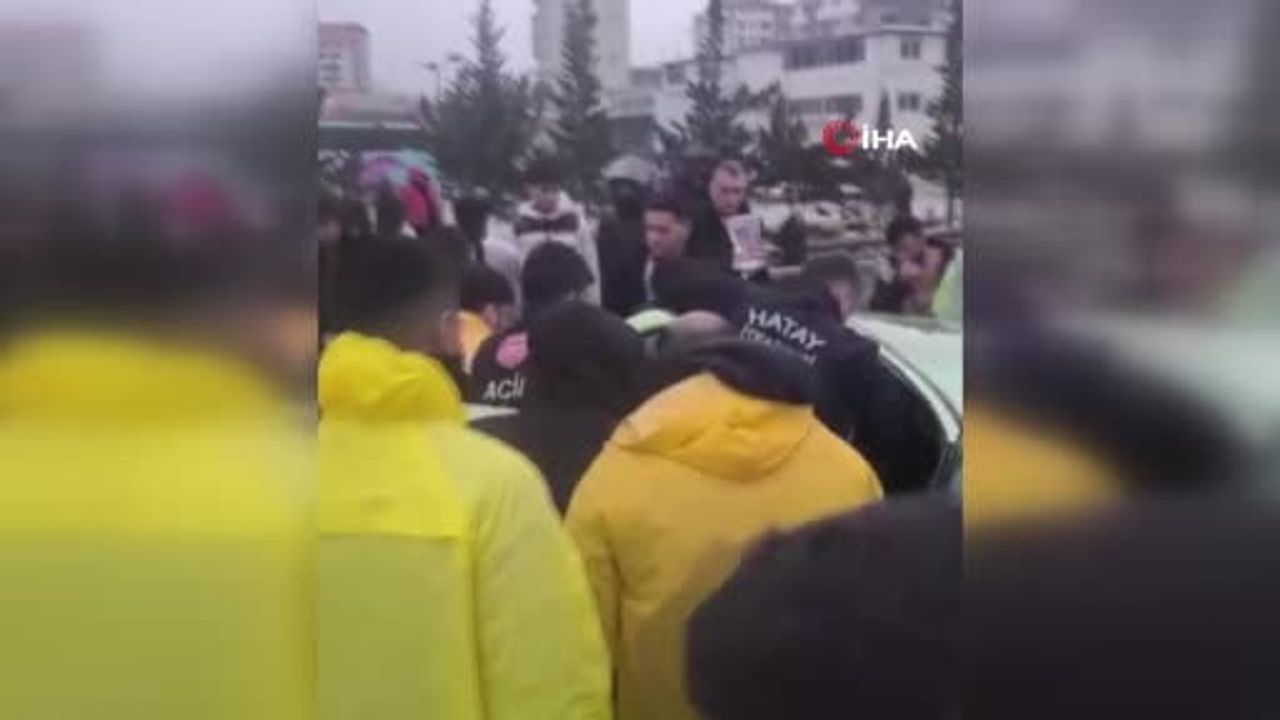 Antakya'da minibüsle otomobil çarpıştı: 1'i ağır 5 yaralı