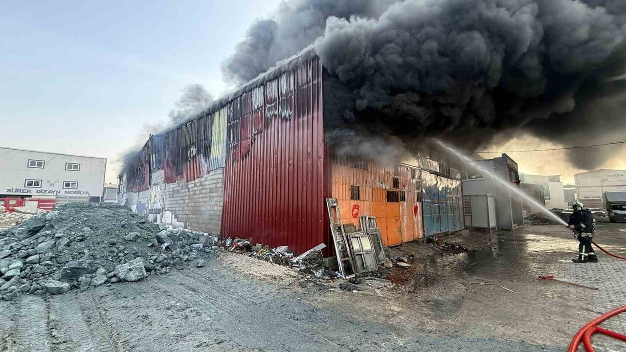 Antakya'da mobilya atölyesi yangını itfaiyenin müdahalesiyle kontrol altına alındı
