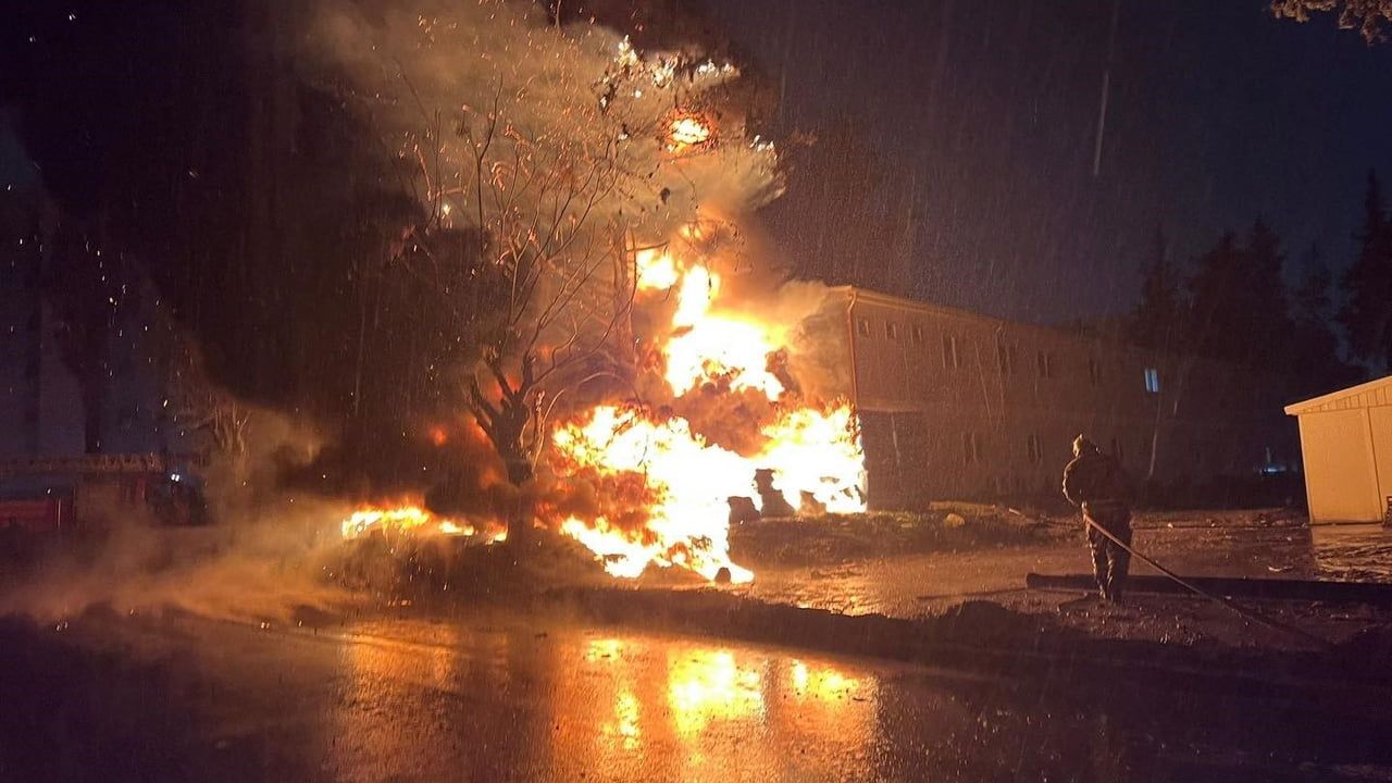 Antakya'da şantiyede çıkan atık yangını konteynerlere sıçramadan söndürüldü
