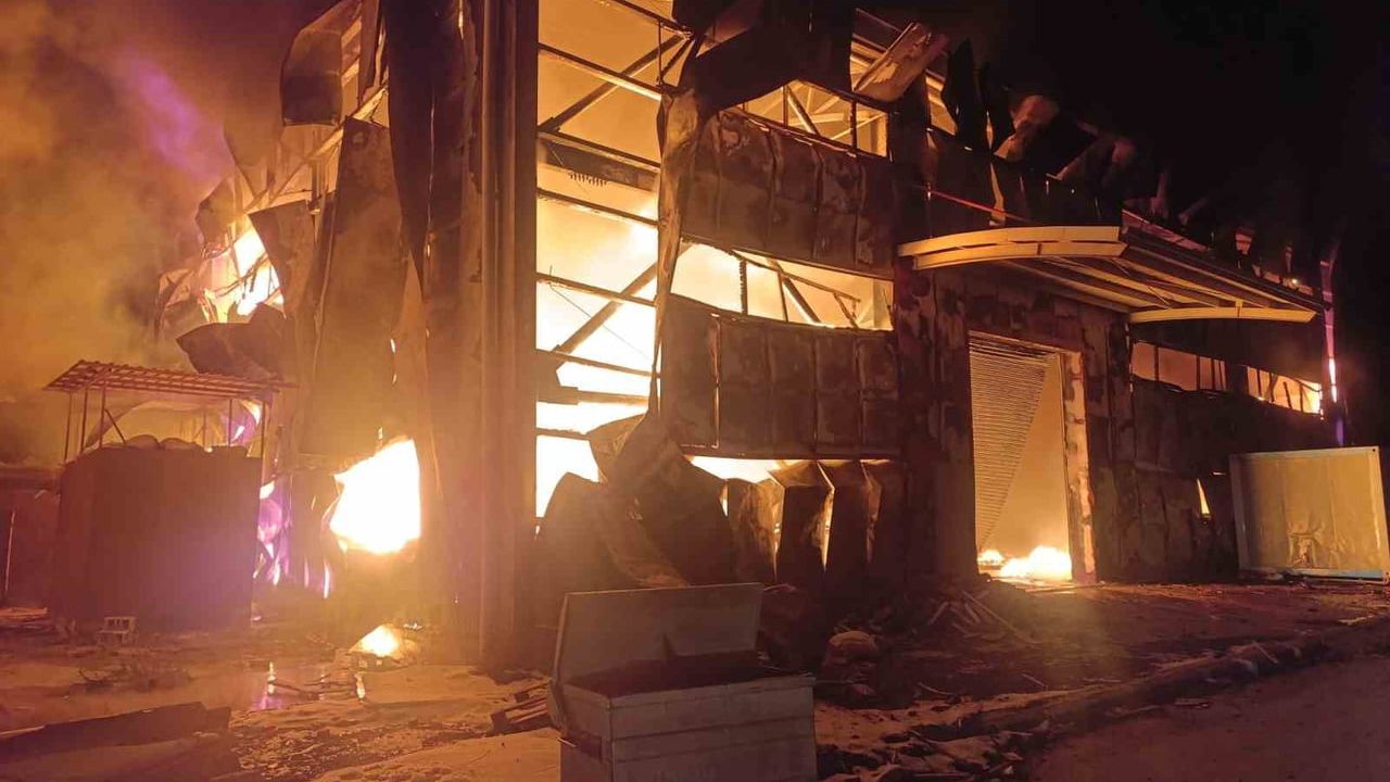 Antakya'da Sünger Deposu Yangını: İtfaiyenin Hızlı Müdahalesi Çevreyi Korudu