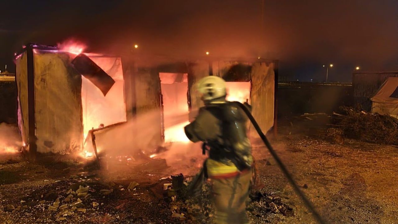 Antakya Serinyol'da konteyner yangını itfaiye tarafından söndürüldü